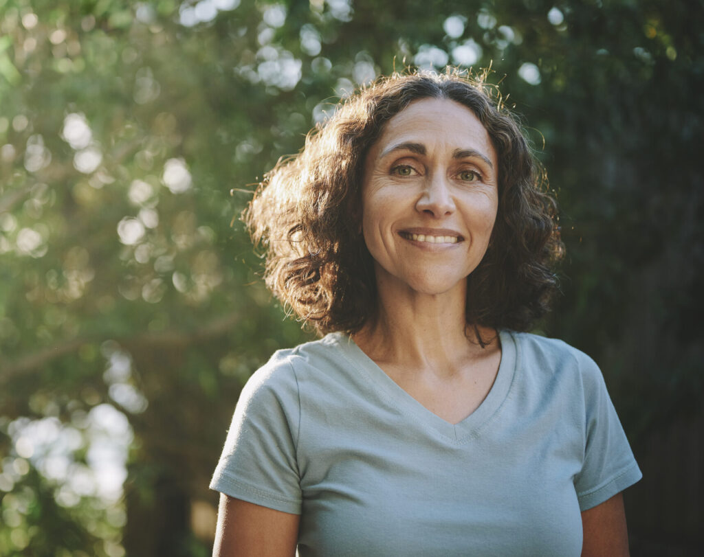 Woman Walking 1443543154 Aspect Ratio 480 380